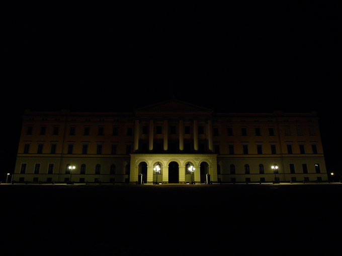 Hvert år siden 2009 har Slottet blitt mørklagt under internasjonale markeringen Earth Hour. Foto: NTB